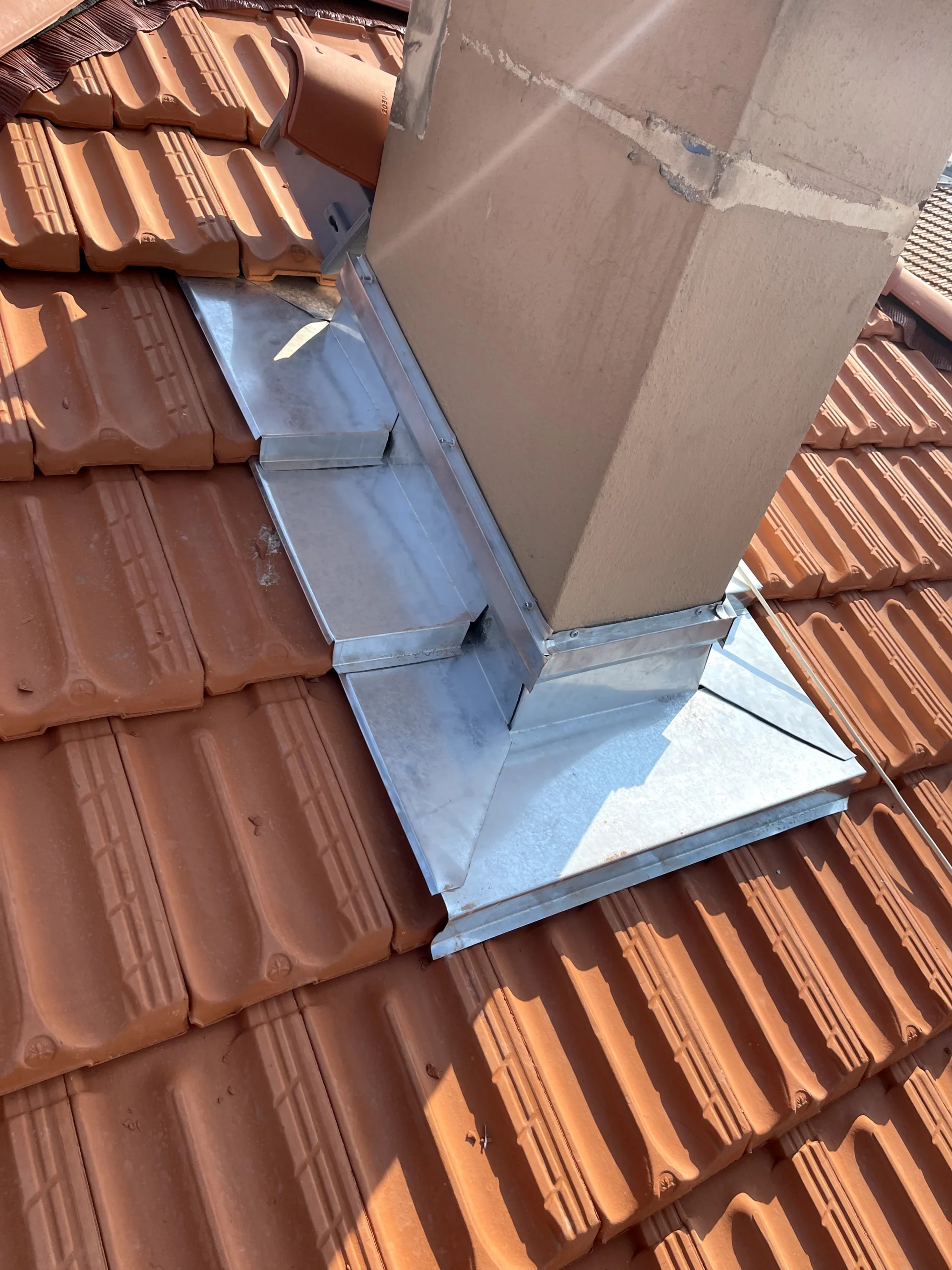 Entourage de cheminée en zinc à Biot Chemin des Bastilles